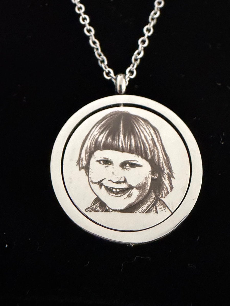 Ketting met portret-gravure van een kind